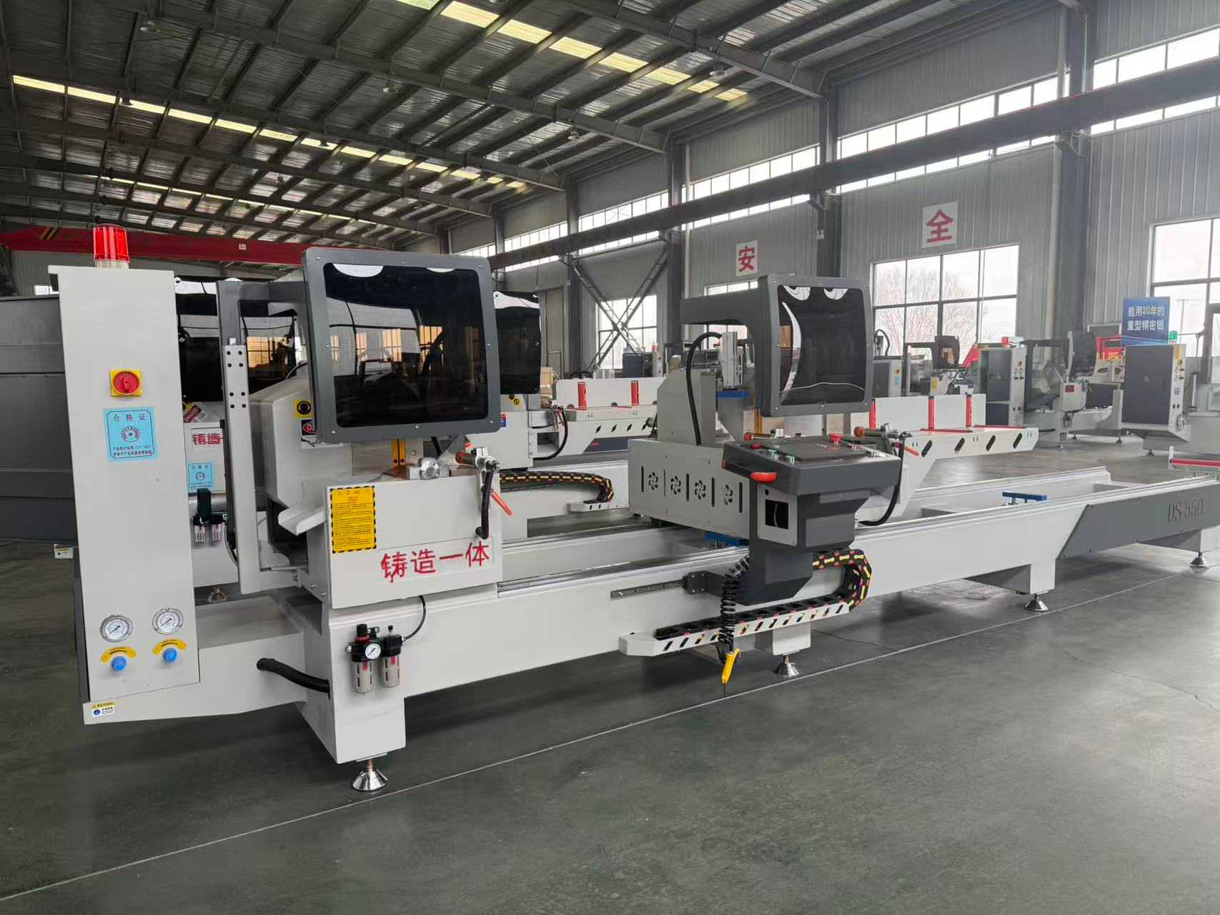 550 CNC অভ্যন্তরীণ সুইভেল 45-ডিগ্রী এবং 90-ডিগ্রী নির্ভুলতা করাত